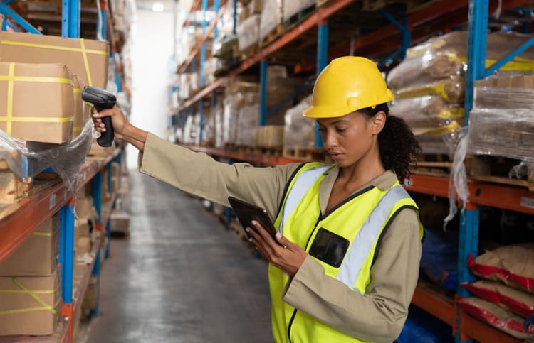 Employee tracking inventory in a warehouse